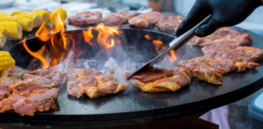 Grillen auf der Feuertonne